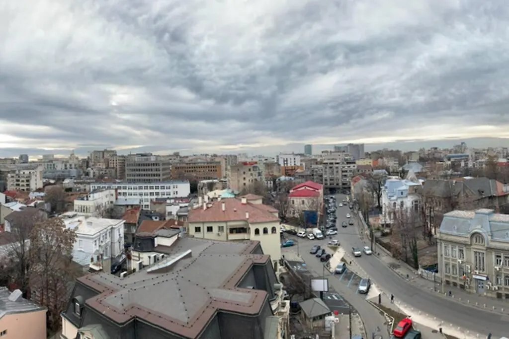 Stunning Views - Top Location - Netflix + Balcony Bucharest Romania